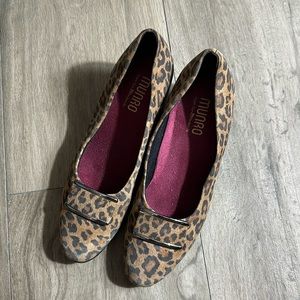 ⭐️⭐️MUNRO LEOPARD PRINT WITH BUCKLE BLOCK WOOD HEEL!!